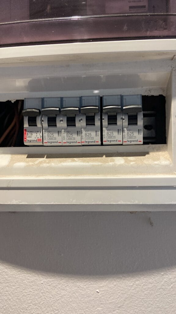 Adana Kışla Mahallesi Elektrikçi | Adana Elektrikçi | Elektrik Arıza ve Tesisat Ustası adana en yakın elektrikçi elektrik tesisatı arıza bakım hizmeti