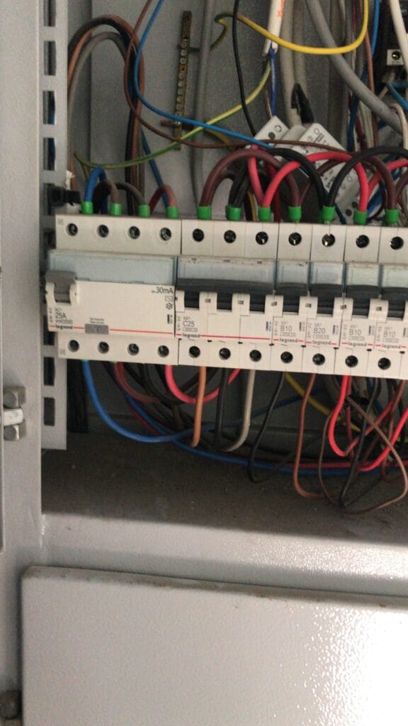 Yüreğir Adana acil elektrikçi | Adana Elektrikçi | Elektrik Arıza ve Tesisat Ustası Adana acil elektrikçi-en yakın elektrikçi-eve hizmet elektrikçi-kaçak akım role arıza onarım.
