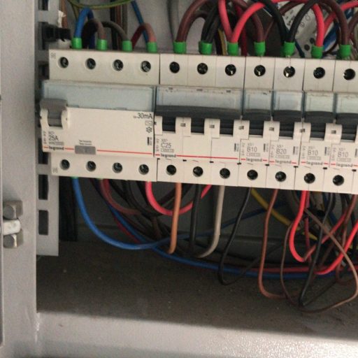 Kaçak Akım Rölesi Neden Atar? | Adana Elektrikçi | Elektrik Arıza ve Tesisat Ustası Adana acil elektrikçi-en yakın elektrikçi-eve hizmet elektrikçi-kaçak akım role arıza onarım.