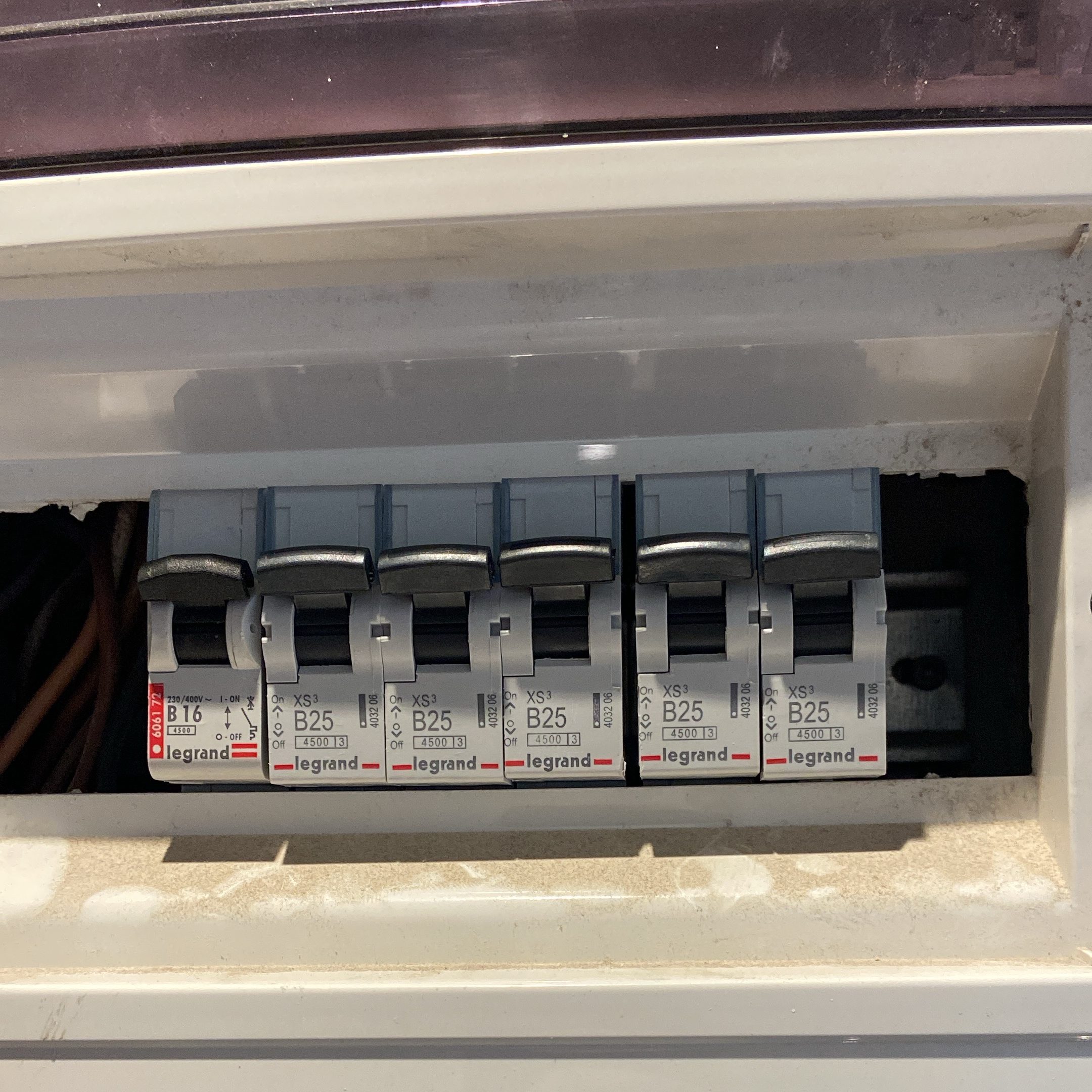 Kaçak Akım Rolesi Neden Atar | Adana Elektrikçi | Elektrik Arıza ve Tesisat Ustası Kaçak Akım Rolesi Neden Atar | Adana Elektrikçi | Ömür Elektrik ve Uydu Servisi
