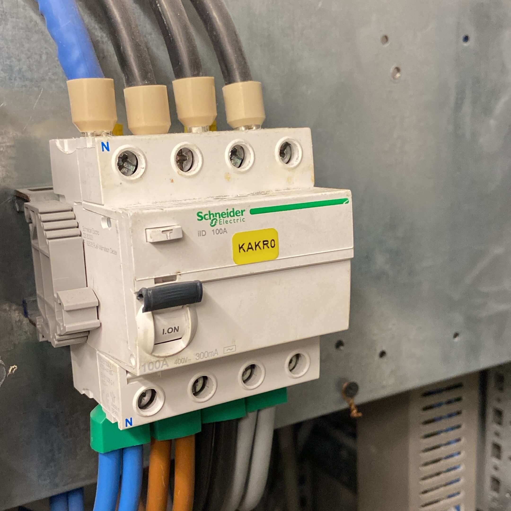 Elektrik Arızaları ve Çözüm Rehberi | Adana Elektrikçi | Elektrik Arıza ve Tesisat Ustası Elektrik Arızaları ve Çözüm Rehberi | Adana Elektrikçi | Ömür Elektrik ve Uydu Servisi