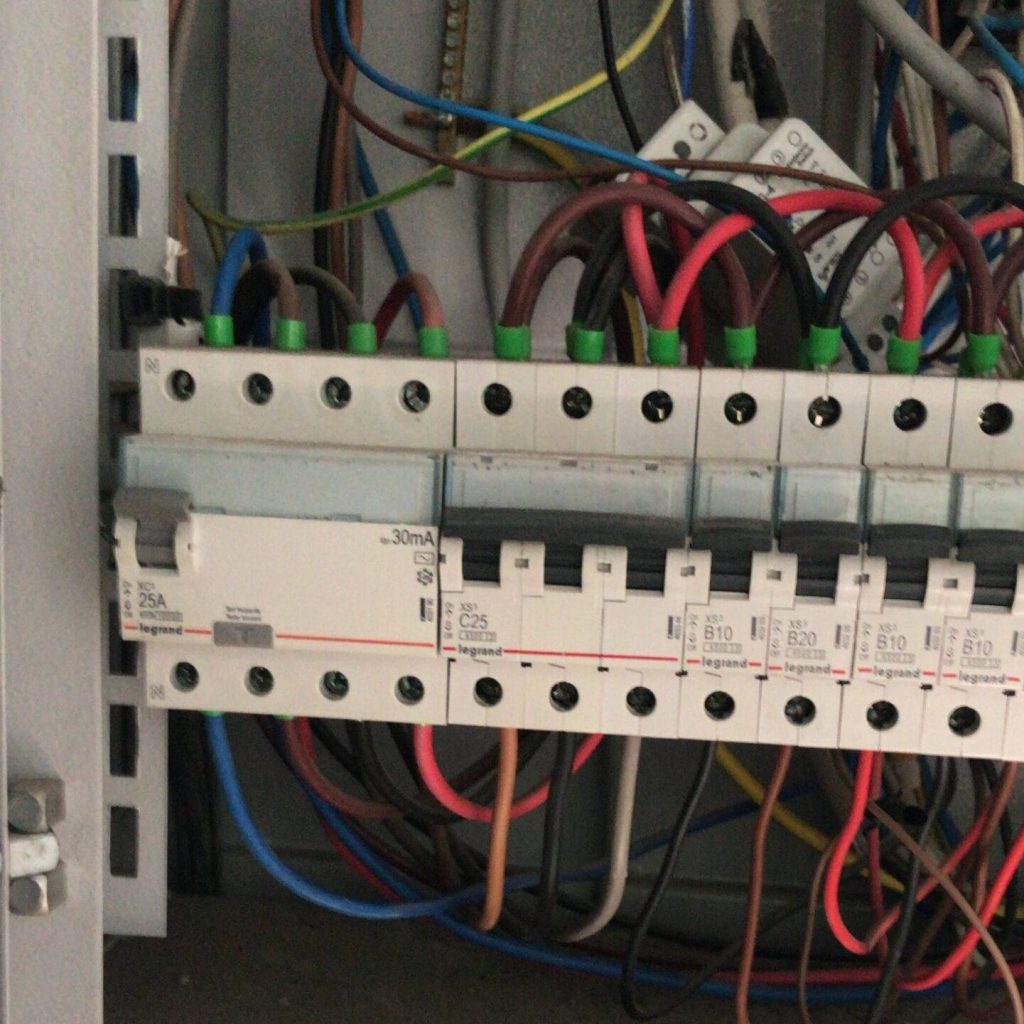 Adana acil elektrikçi-en yakın elektrikçi-eve hizmet elektrikçi-kaçak akım role arıza onarım.