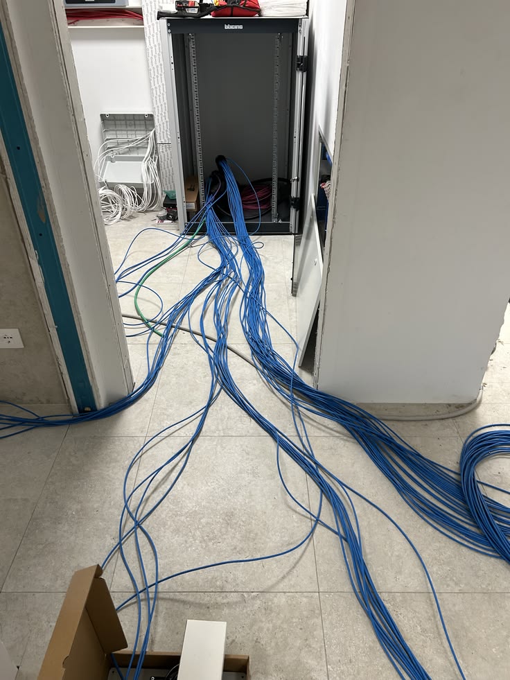 Ev ve iş yerinde internet için Ethernet kablosu çekimi